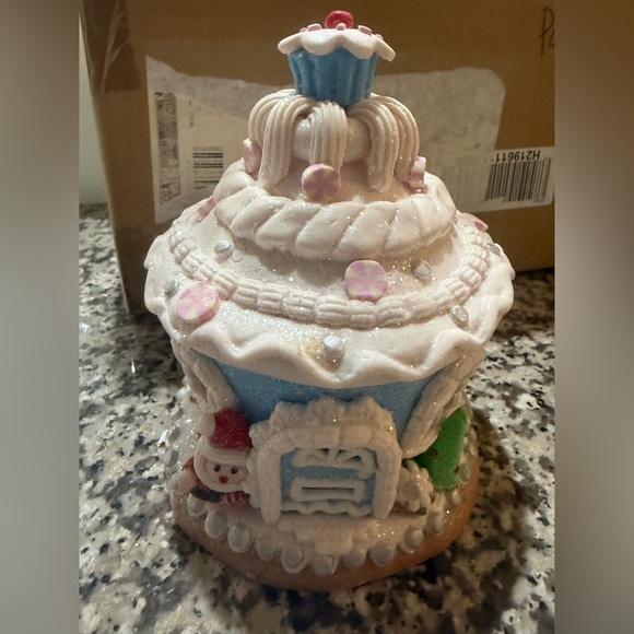 Set of (3) Valerie Parr 6” Illuminated Pastel Gingerbread Cupcakes houses - Picture 3 of 17